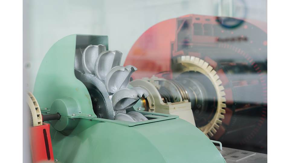 大觀電廠一廠水輪機模型清楚地呈現機組構造，藉由水流衝擊水輪機水斗，進而帶動發電機轉軸產生電力。